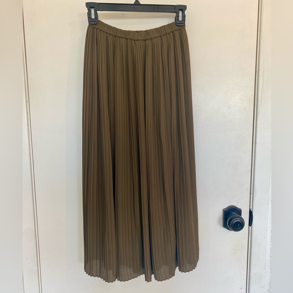 Uniqlo olive pleated skirt